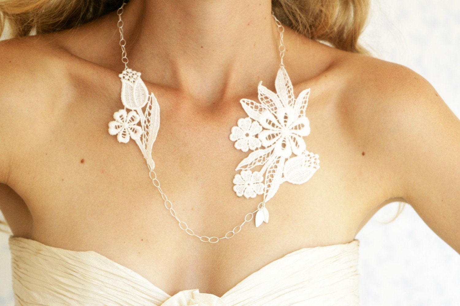 White garden silver necklace