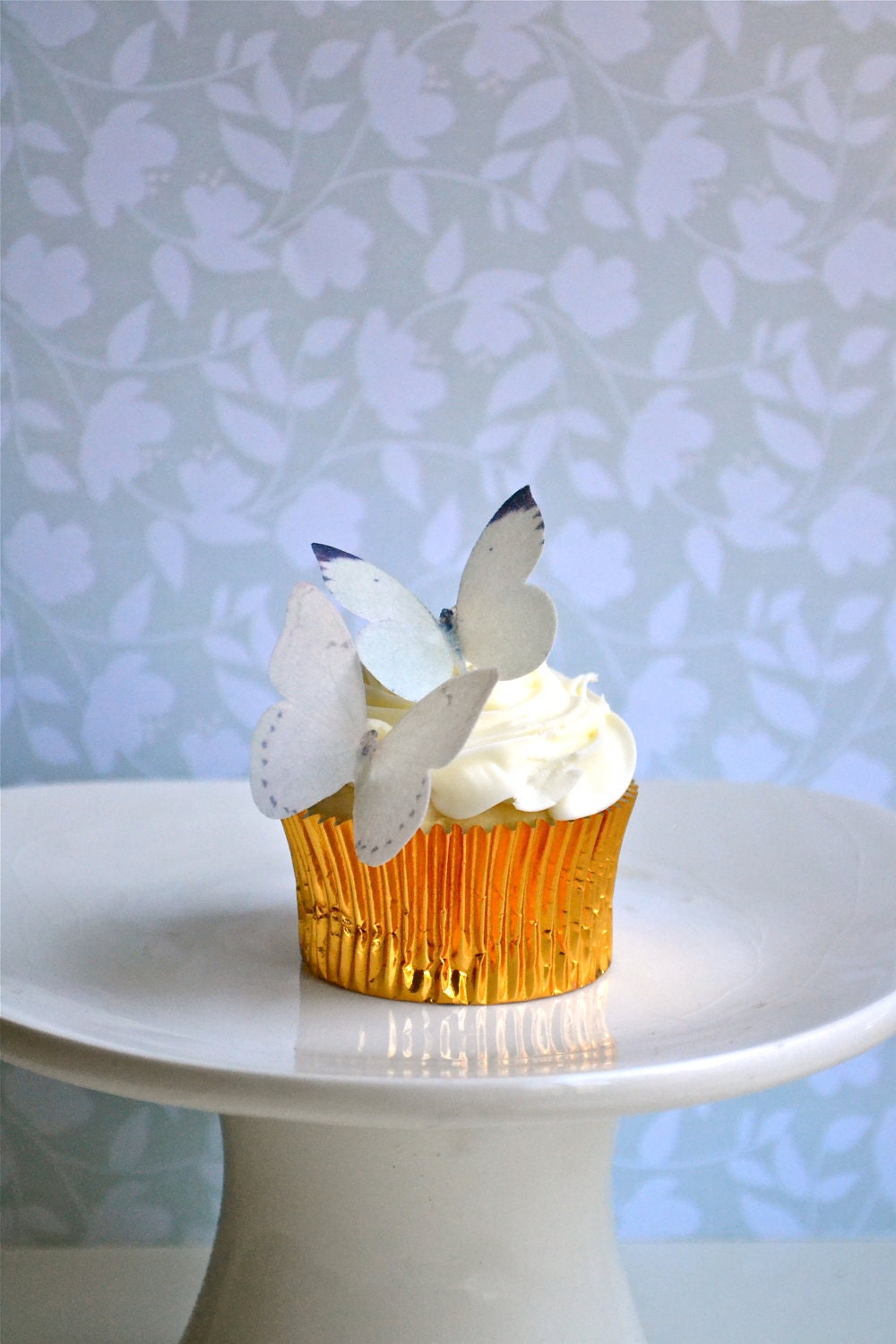 Edible Buttterflies for Cupcakes and Cakes - Small White Edible Butterfly - Cupcake and Cake Decoration