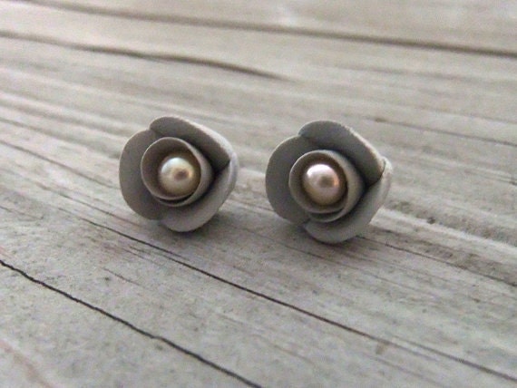 Pearl Rosebud Earrings Dove