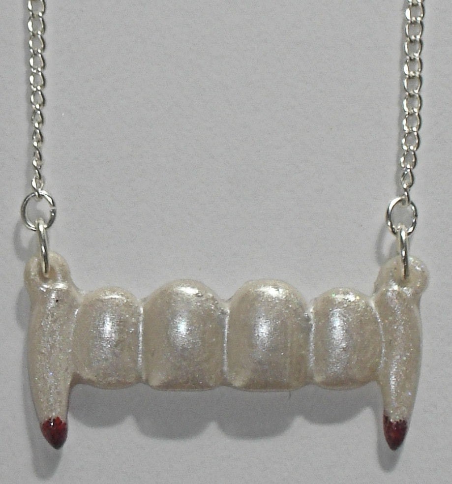 Pearly white vampire fangs necklace