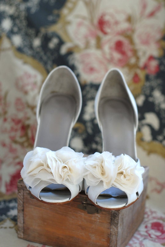 B. Poetic Shoe Clip Bouquet in Ivory