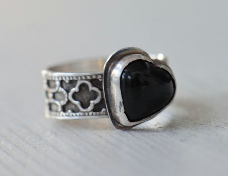 Onyx ring. Heart ring silver gothic filigree ring with onyx heart - size 6.75