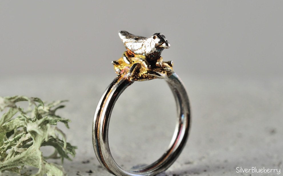 Bird ring, sterling silver with golden nest, size 5. Nesting bird ring. Miniature bird.