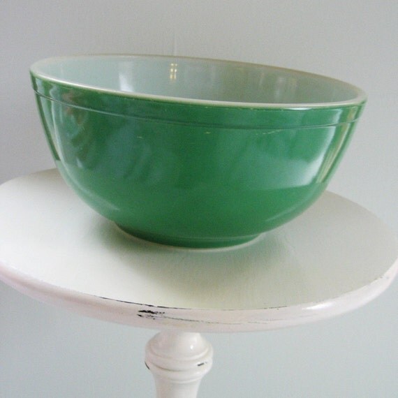 vintage antique primary green 40s pyrex mixing bowl by sosovintage
