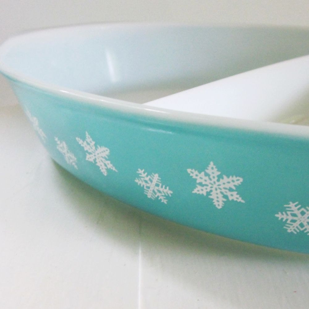 vintage pyrex white on turquoise snowflake 1.5qt. divided casserole