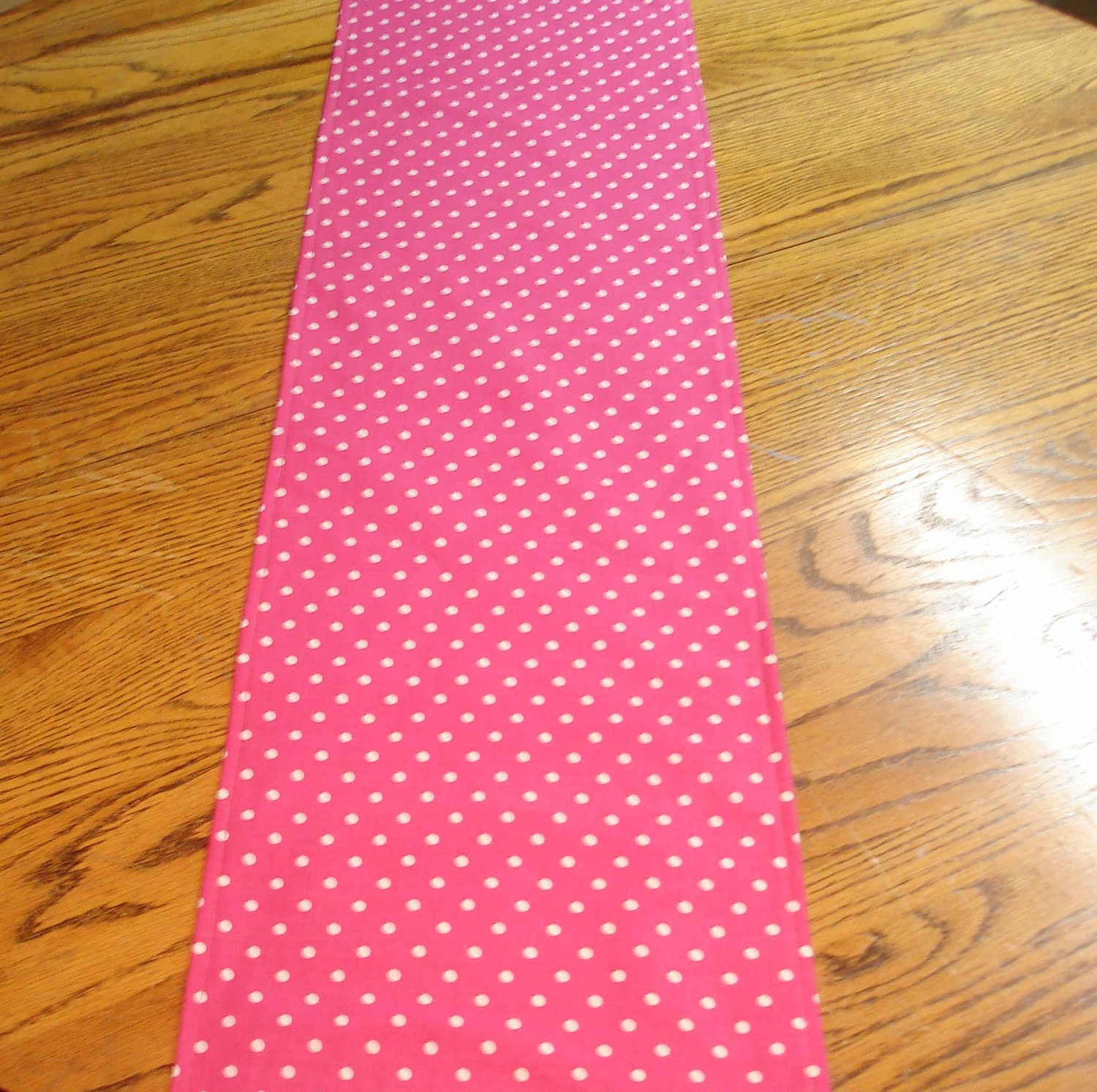 pink and white table runner