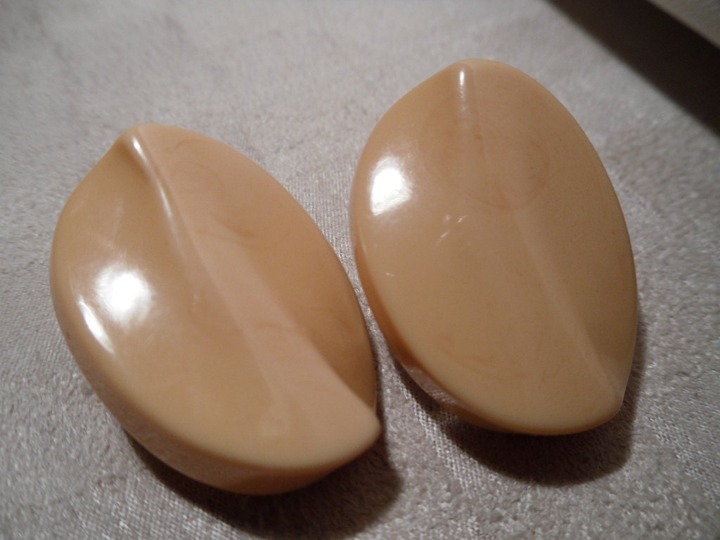 REDUCED. Big Bakelite Buttercream Carved Earrings. Clip Ons 1950s.