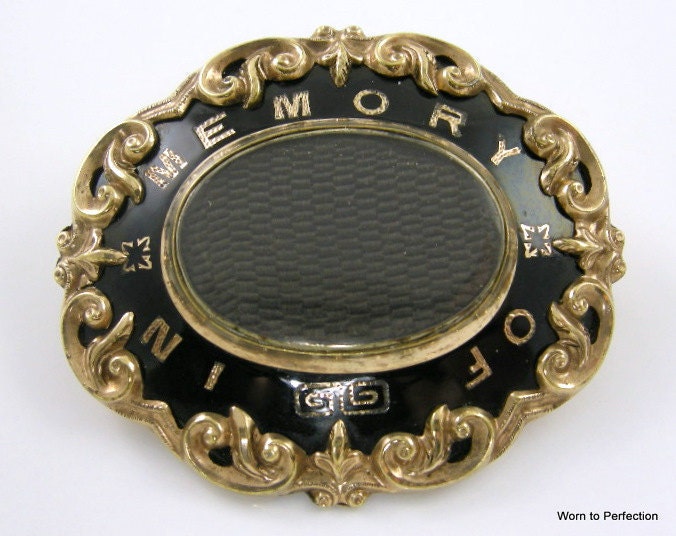 Victorian Mourning Brooch with Hair Aperture