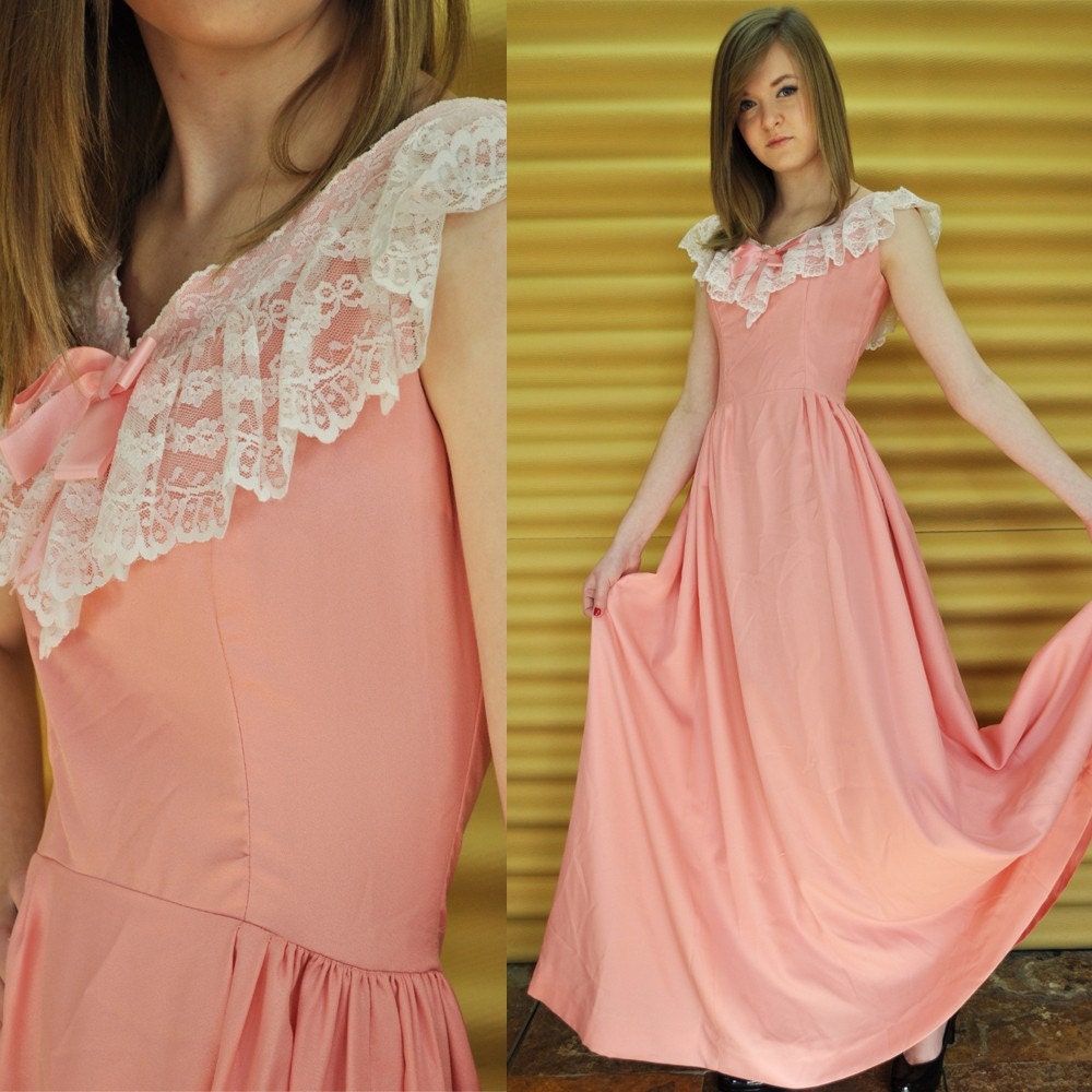 50s BALL GOWN - vintage party dress / evening dress / sleeveless / sweeping full skirt / ruffled lace neckline Small XS