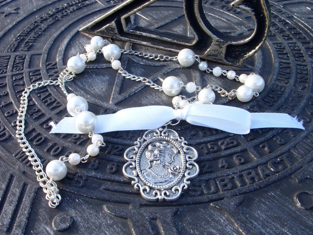 Victorian aristocrat royal lady with rose cameo pedant necklace double chain white pearls ribbon