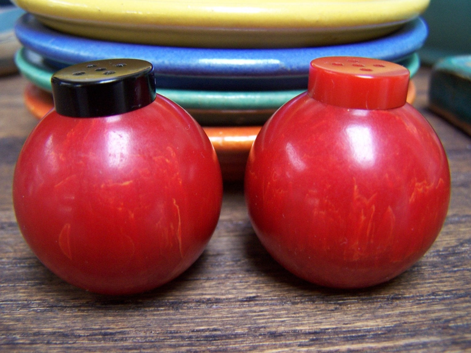 Red Bakelite Salt and Pepper shakers Catalin Deco by Plantdreaming