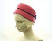 Jackie Kennedy Pillbox Hat - 1960s Fashion - Missing Pink Fur Felt Hat - Dark Blue Bow