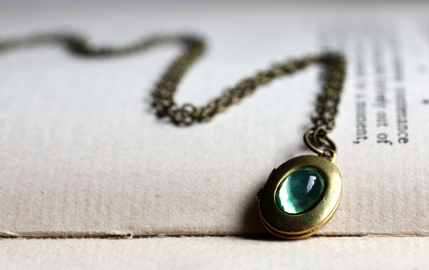 Vintage Locket Necklace with Vintage Green Glass. Vintage Oval Locket. Mint Drop