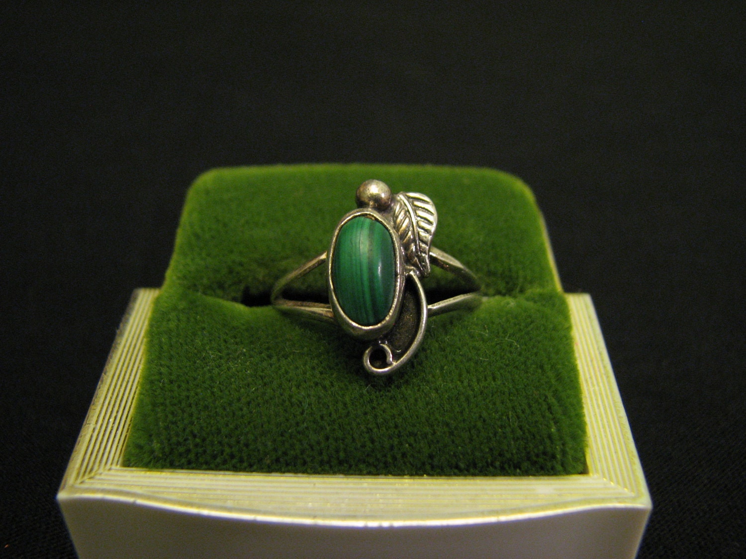 SALE Vintage Western Sterling Silver and Green Malachite Leaf Feather Ring Size 5.5