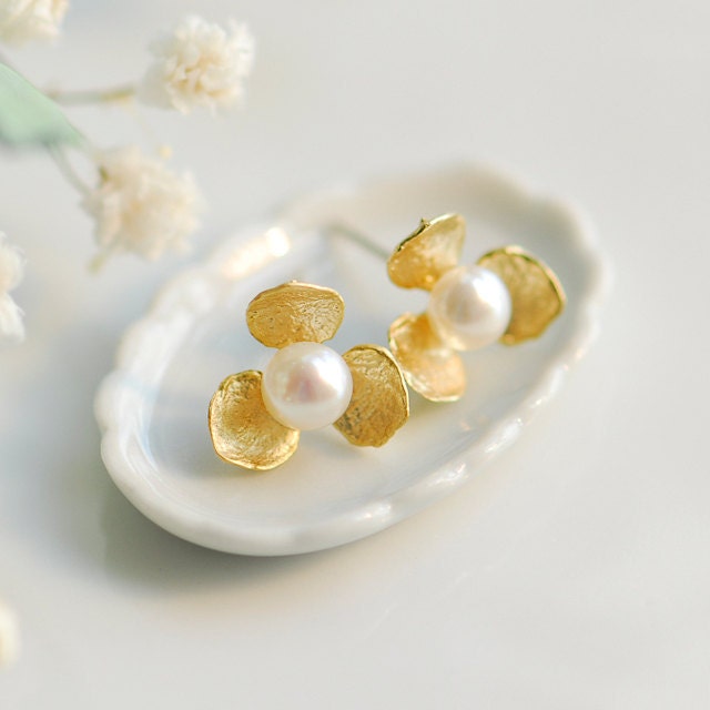 Gold stud earrings - Gold pearl earrings - Pearl earrings stud - Freshwater pearl earrings - gold flower earrings - June birth stone