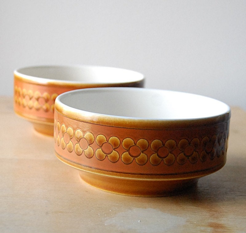Vintage Pair of Ceramic Orange Red Brown Mod 1960s Bowls with Flower Pattern.
