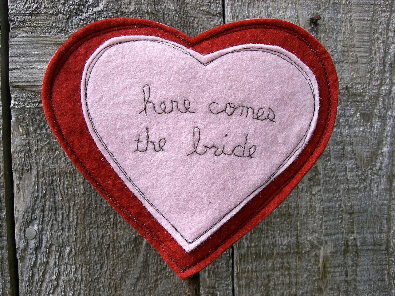 Embroidered heart to announce the coming of the bride