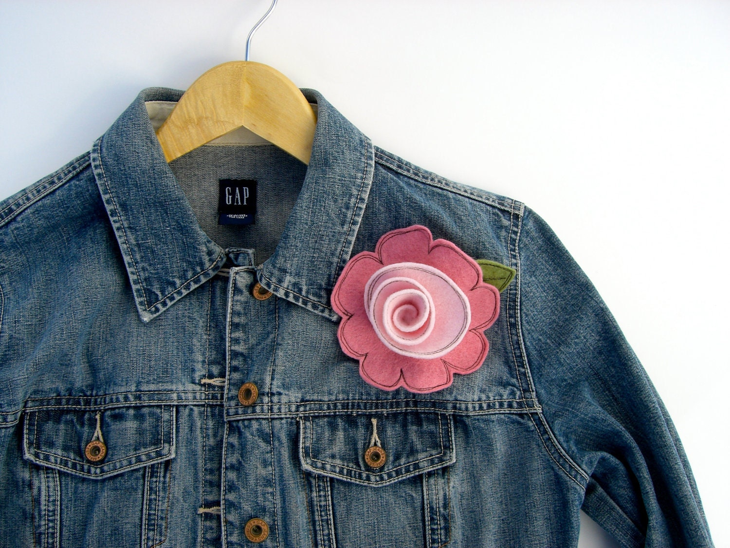 Pink felt flower brooch...