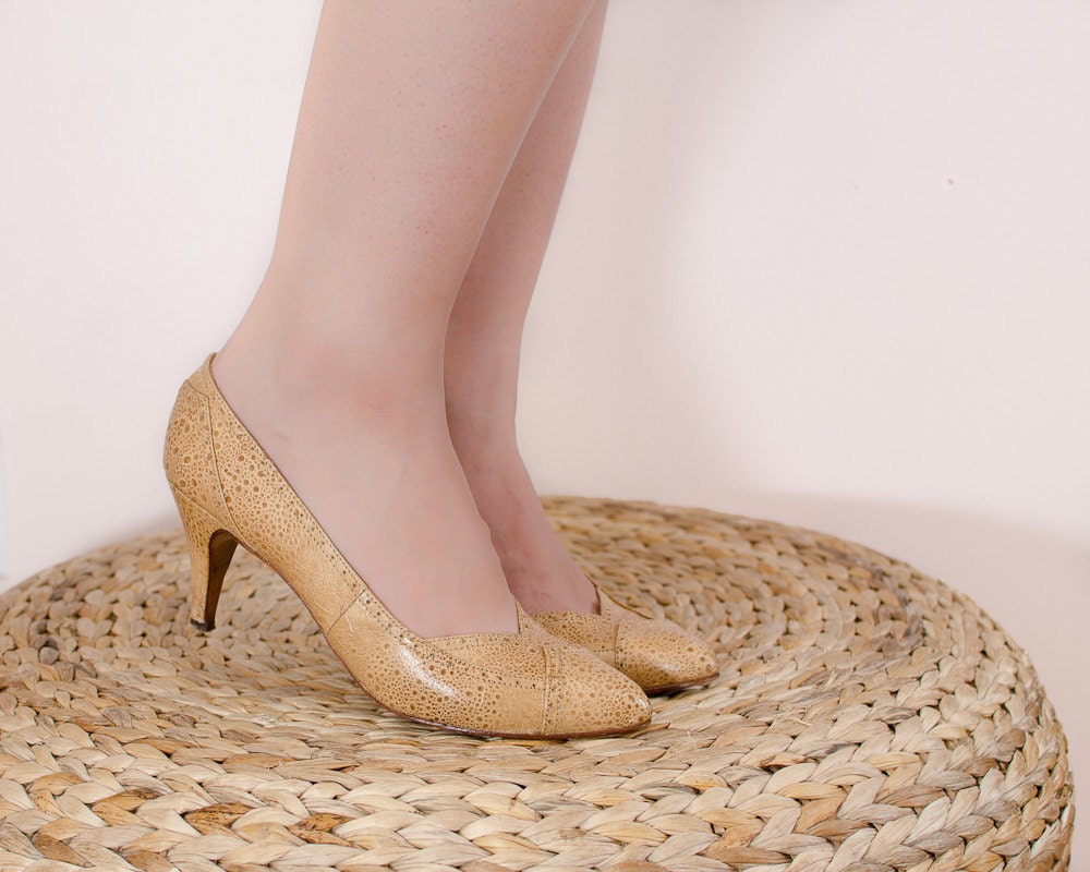 Nude Snakeskin Shoes - Vintage 1970s Pumps - Light Caramel Leather High Heels - 7 US