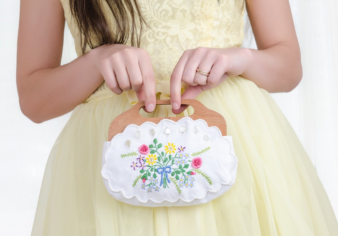 Vintage Purse - Floral Embroidery Scalloped White Linen Purse with Wood Handles
