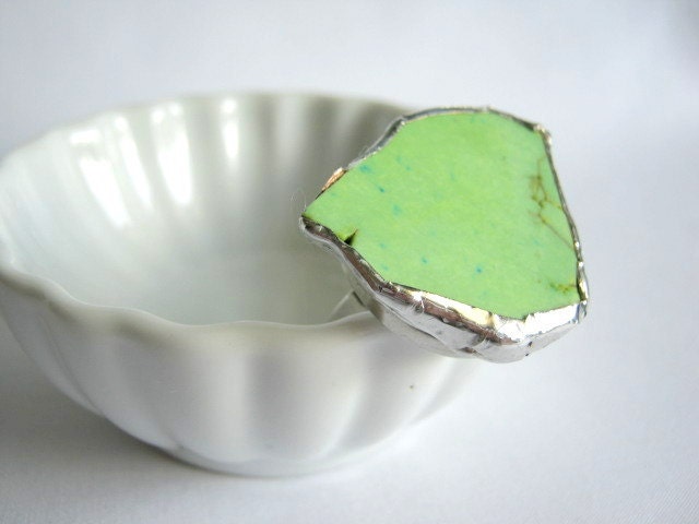 ring - triangular lime green magnesite, adjustable