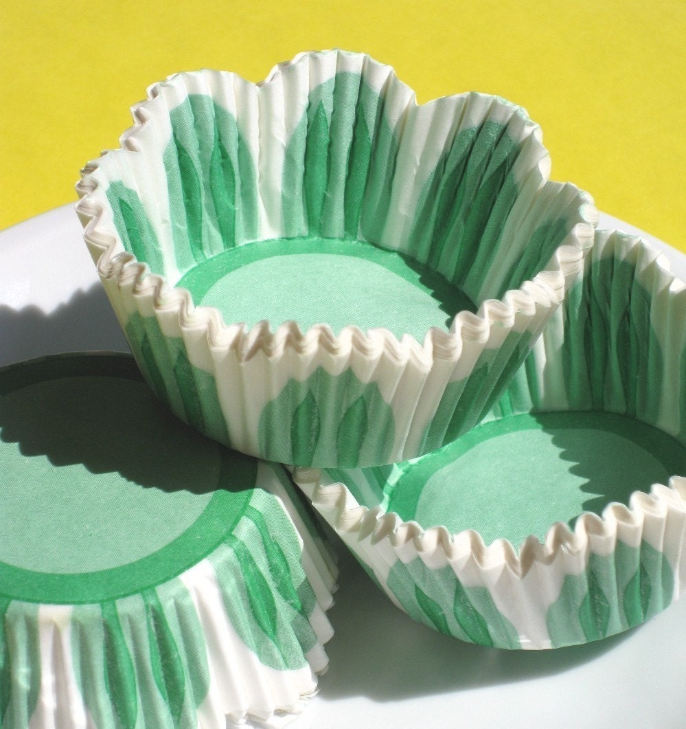 Green Tulip Cupcake Liners, Scallop Edge Baking Cups (50)