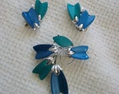 Vintage Lisner Thermoset Brooch & Matching Clip on Earrings.  Hollywood glamour. Blue Green and Silver.