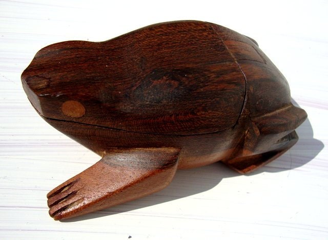 Primitive Vintage 40s/50s Hand Caved Frog Trinket Box