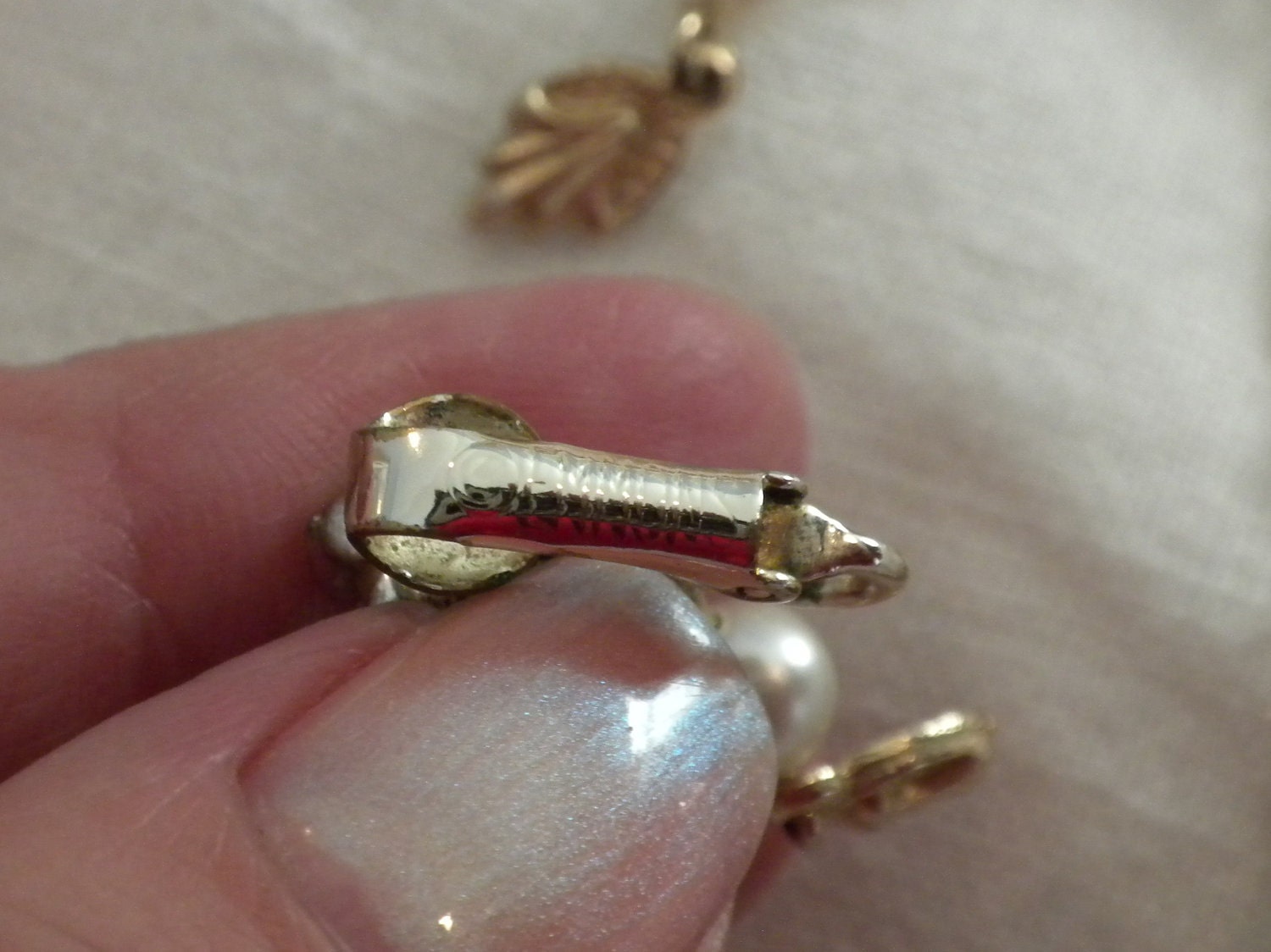 Vintage Necklace Faux Pearls with Gold Tone Leaves