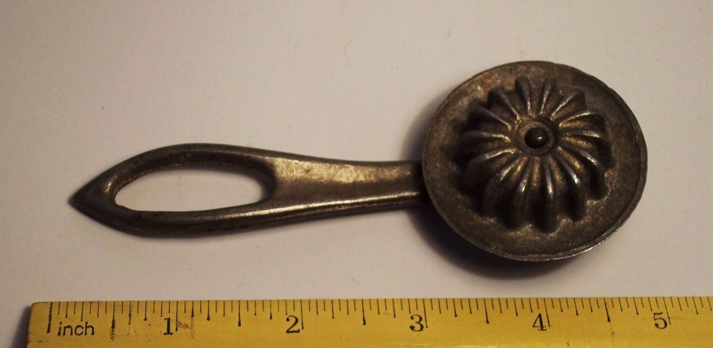 Vintage Metal pie crimper crust cutter tool by MamzelleMuguette