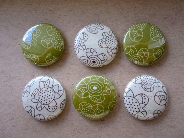 Green and White Flower Magnet Set (6)