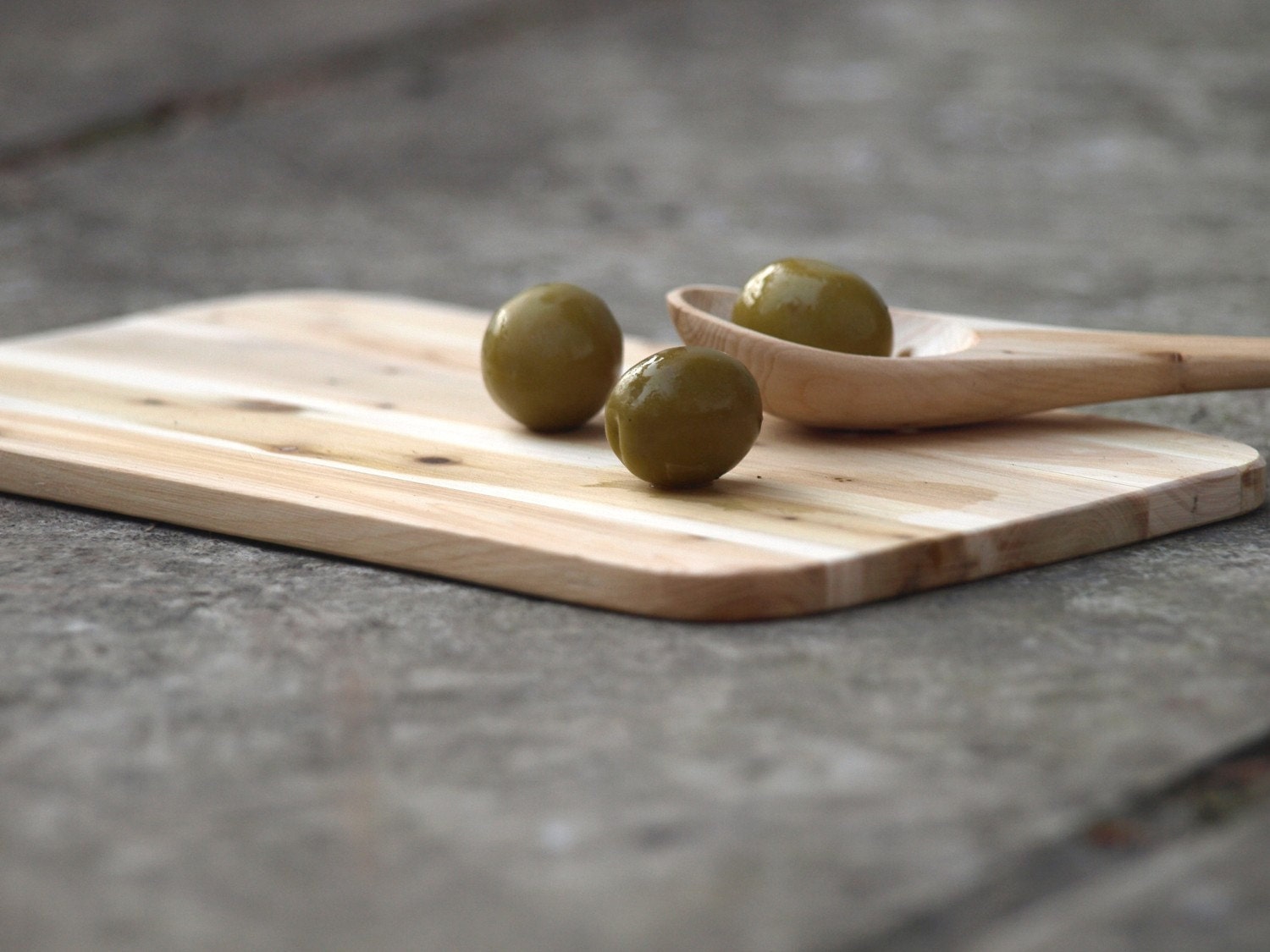 cutting board, wooden cutting board - juniper wood / rustic spring