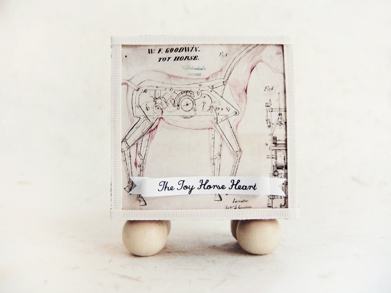 Light box display -The beating of a toy horse heart- - ILaBoom