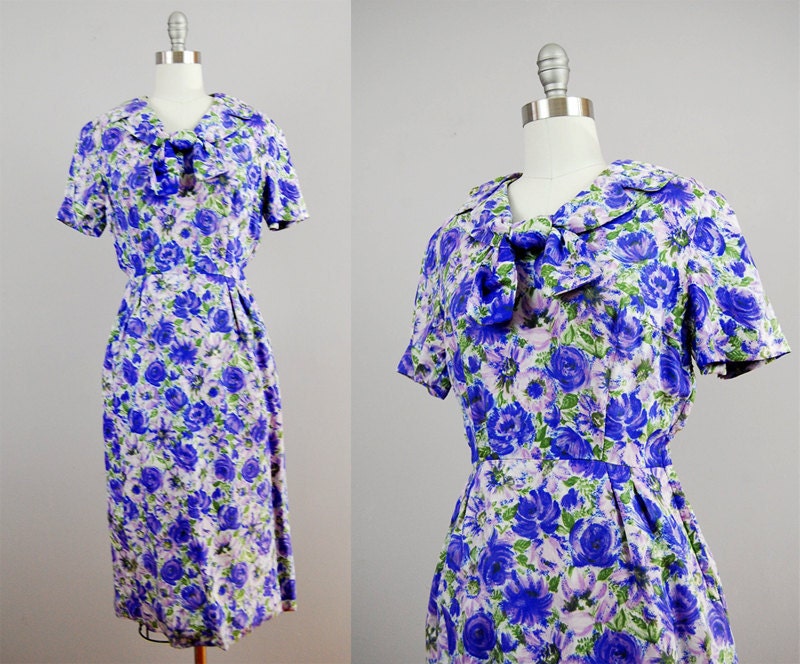 1940s silk dress / purple floral pattern with bow / small