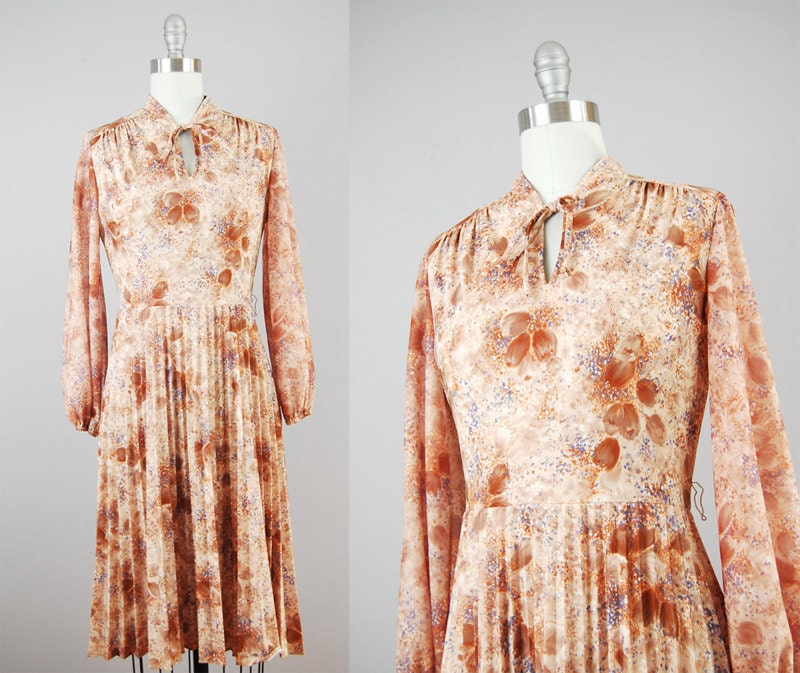 1970s boho dress / long sleeve floral dress with pleated skirt / small