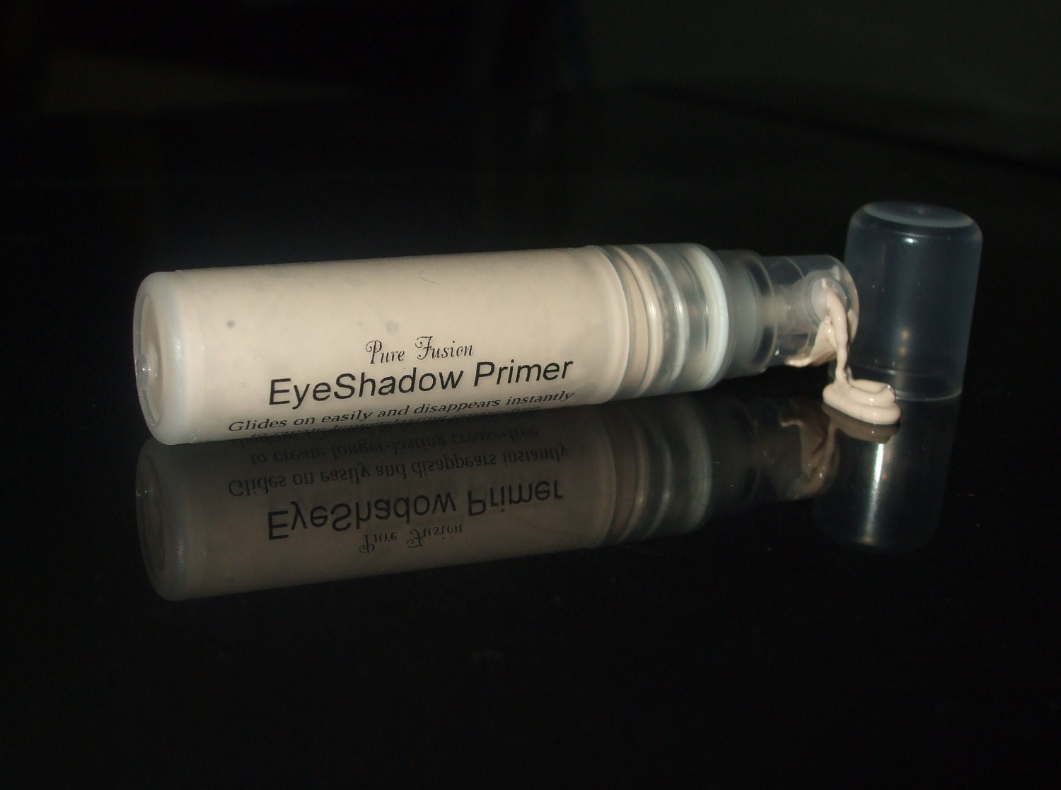 EYESHADOW PRIMER - creamy smooth eye primer in a mini airless pump bottle