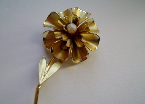 Vintage Brooch, Pin Golden Flower Pearl Center