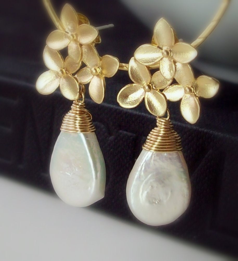 Pearl Gold Earrings - Flower Bouquet Post