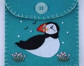 Felt coin purse. Handmade button pouch. Turquoise puffin