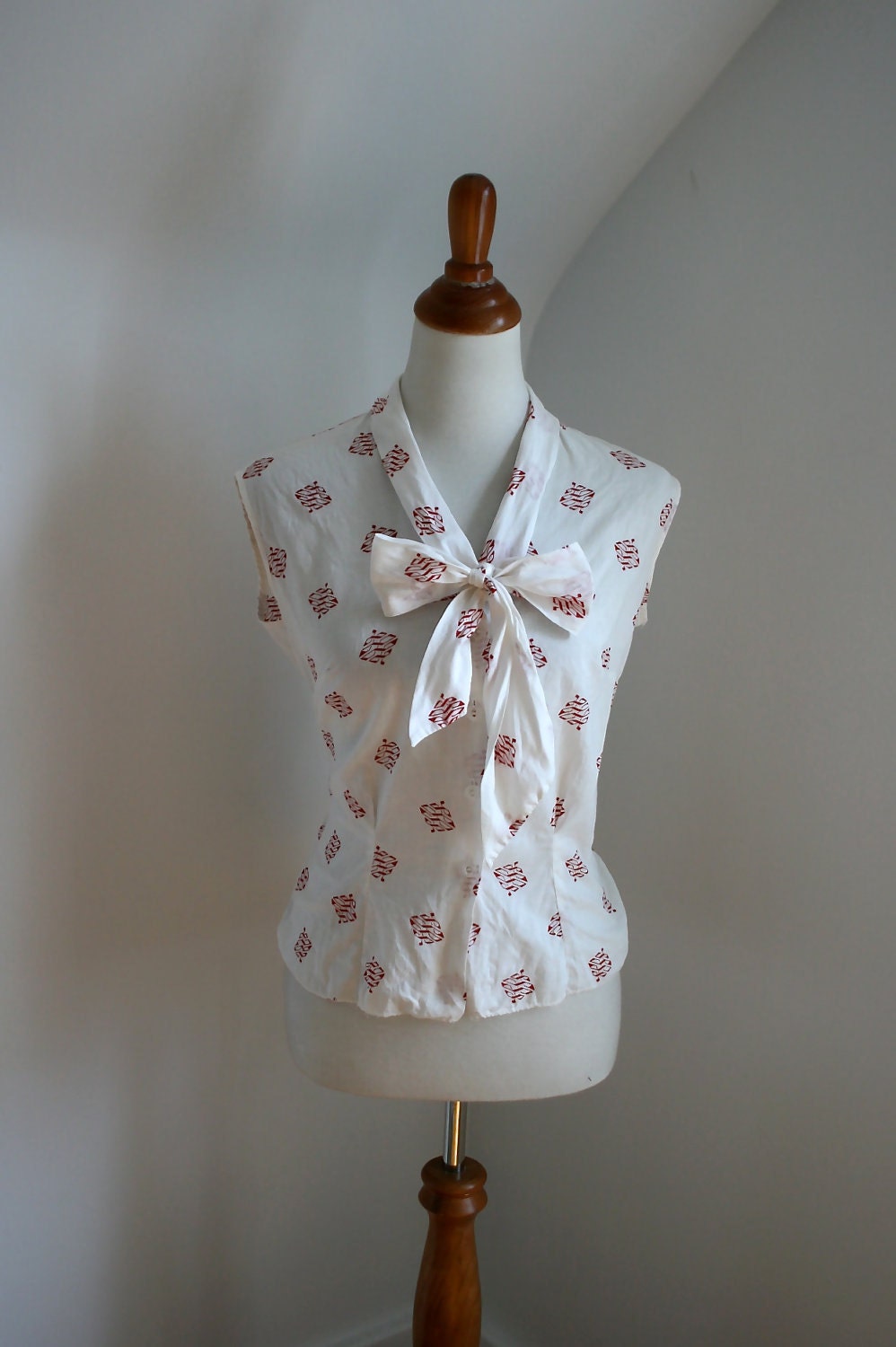1950s 'Fire n' Ice' White & Red Printed Cotton Blouse Top