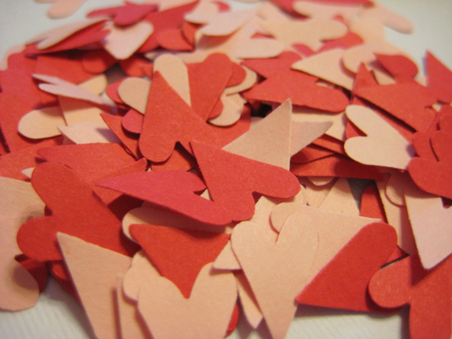 Red and pink asymmetrical heart confetti - 200 pieces