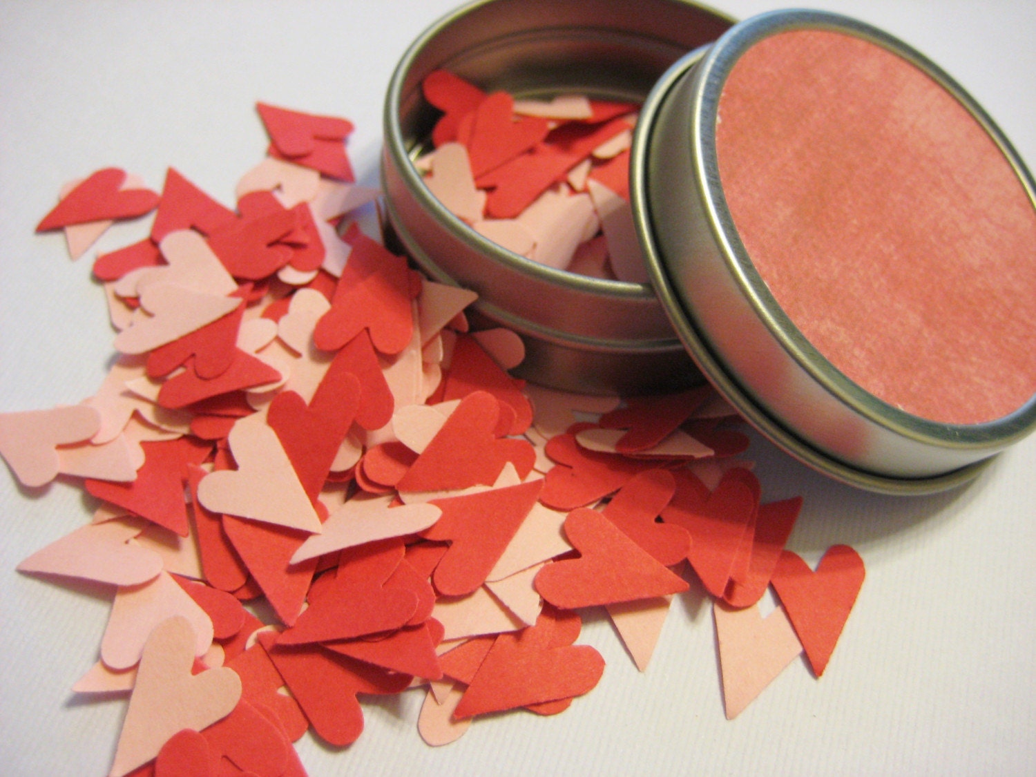 Red and pink asymmetrical heart confetti - 200 pieces