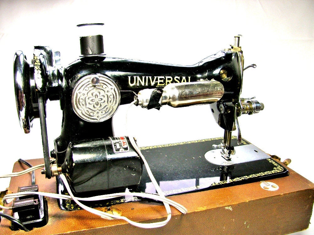 Antique UNIVERSAL DELUXE Family Sewing by WellWudJaLookAtThat