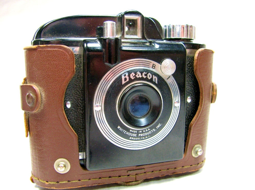BAKELITE Camera - 1940s Whitehouse BEACON with Leather Case - Works Well
