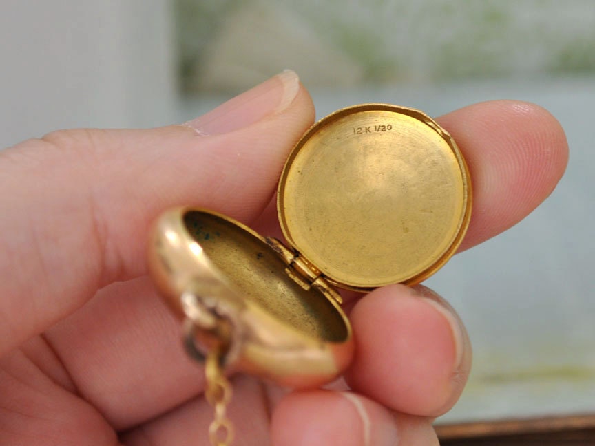 THE MEMORIES WITHIN vintage 12k gold filled locket prayer box container locket handheld