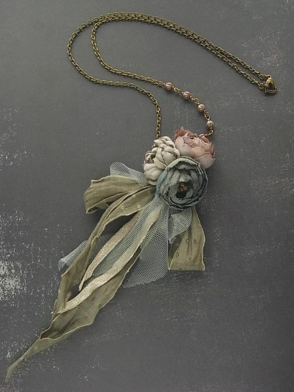 маленький букет ожерелье - Пепел Роза - рука окрашенные