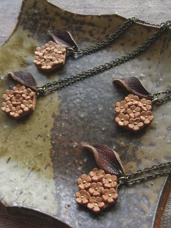 leather tiny flowers necklace - kobana