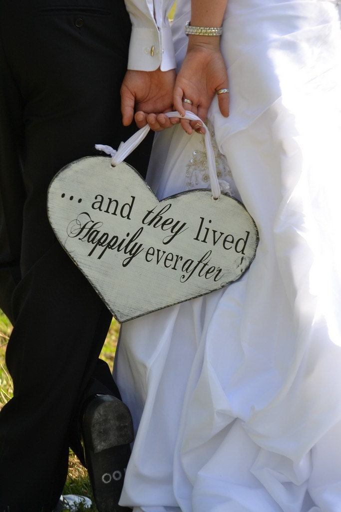 Here Comes the Bride with and they lived Happily ever after. 11 1/2 X 14 1/2 inch, 2-Sided, Vintage Heart, Wooden Wedding Signs, Photo Prop.