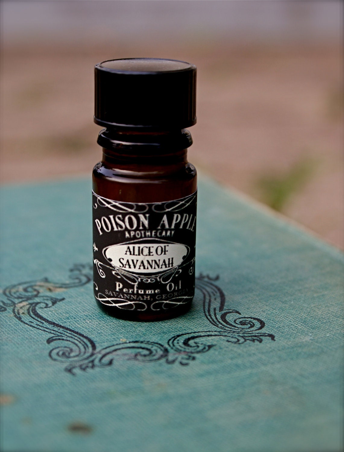 Artisan Perfume Oil 5ml: ALICE OF SAVANNAH tm (magnolia, gardenia, live oak, spanish moss, humid night air)