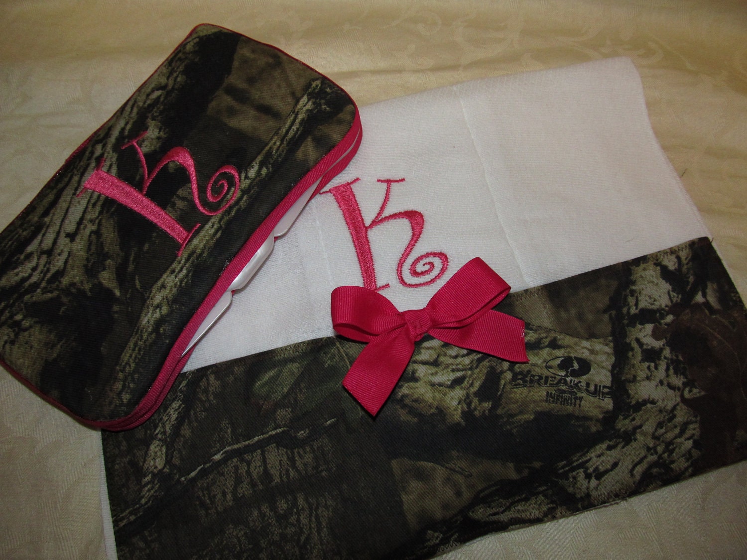 New Custom Handmade travel wipe case and burp cloth mossy oak hot pink